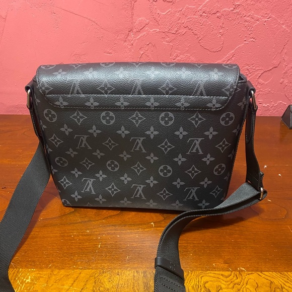 LOUIS VUITTON MESSENGER BAG - Picture 13 of 14